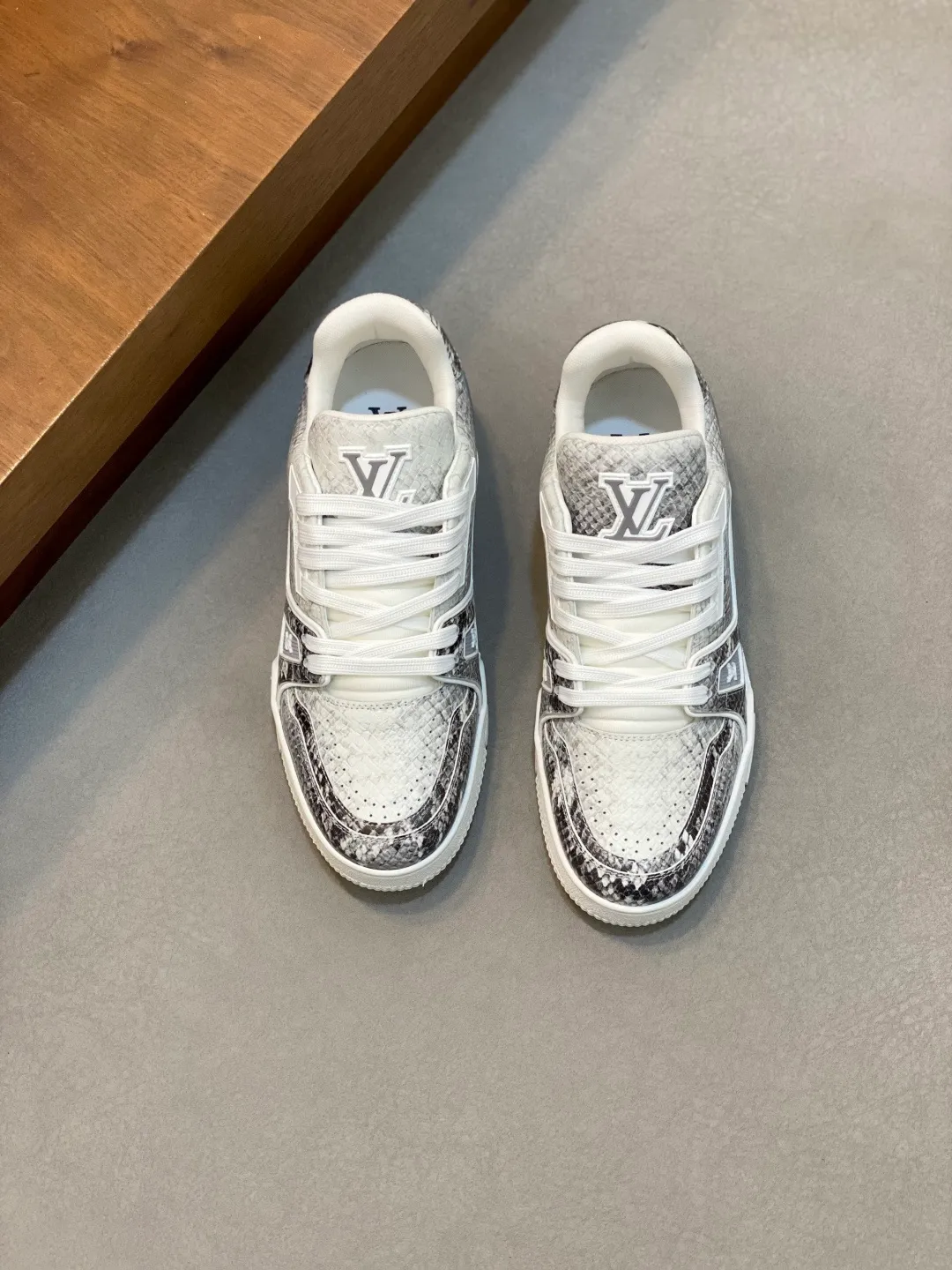 Men's Men's Shoes 💰860 LV TRAINER python pattern sneakers for men are shipped to the LV Vuitton World official website as an early version. They are made of gorgeous snakeskin pattern and smooth cow leather, showing the creative inspiration drawn by men's artistic director Virgil Abloh from retro basketball shoes. The handwritten Louis Vuitton logo is embossed to accentuate the complex structure of the upper. It is made of python textured leather and smooth calf leather. It is decorated with the handwritten Louis Vuitton logo and Vuitton logo on the side. The tongue is decorated with LV letters and the rear is decorated with the #54 logo. The classic rubber outsole is decorated with Monogram flowers. Needless to say, the comfort of Lujia's shoes is very masculine! Completely packaged! Size: 39-40-41-42-43-44 standard leather shoe size (38/45/46 can be customized and does not support returns)
